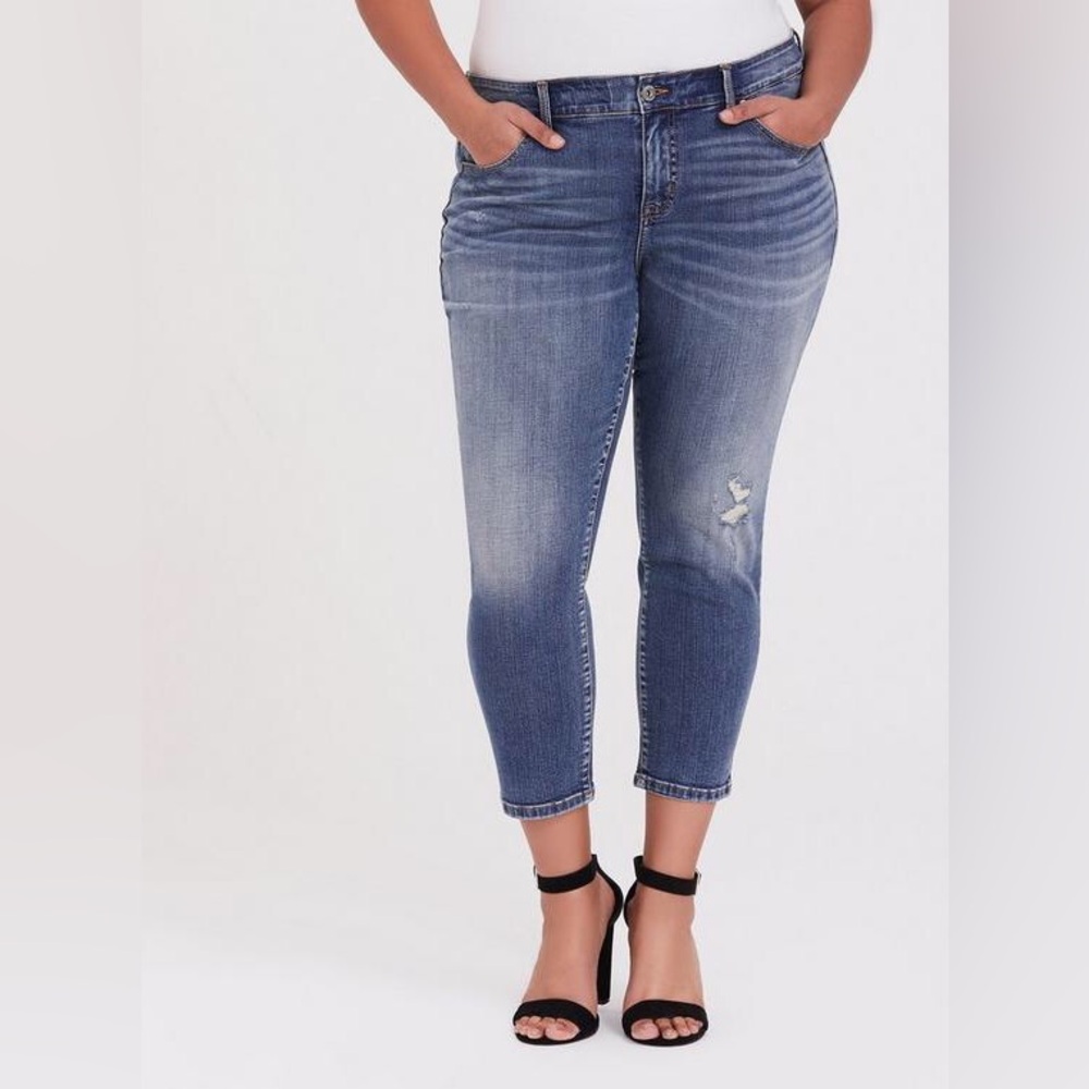 Torrid mid-rise straight distressed cropped denim jeans